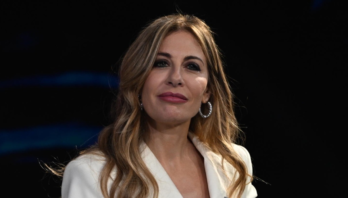 Francesca Fagnani con il tailleur bianco