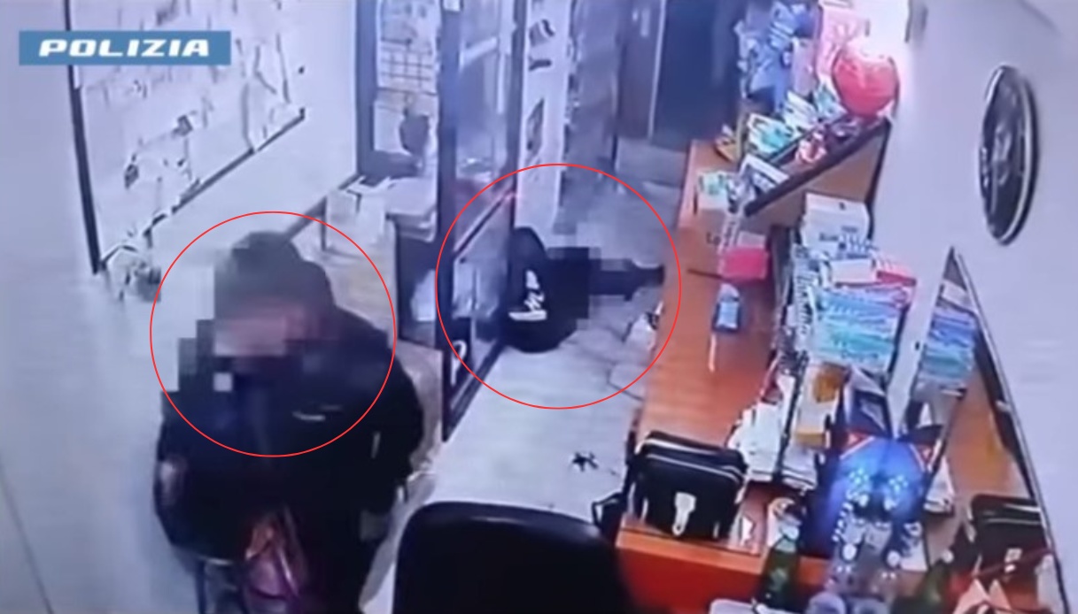 Marito arrestato per aver picchiato la moglie malata a Catania, un video lo incastra: calci, pugni e schiaffi Marito arrestato per aver picchiato la moglie malata a Catania, un video lo incastra: calci, pugni e schiaffi