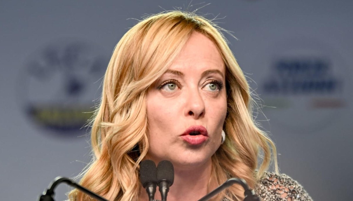 https://wips.plug.it/cips/notizie.virgilio.it/cms/2025/10/meloni-festa-nonni.jpg