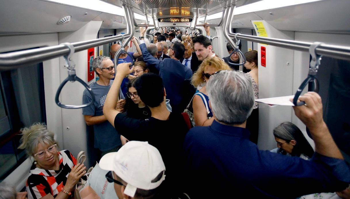https://wips.plug.it/cips/notizie.virgilio.it/cms/2025/10/metro-m4-milano-linate.jpg