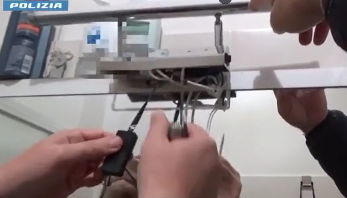 microcamere in casa per spiare gli inquilini a l aquila 56enne nei guai dove aveva installato i dispositivi