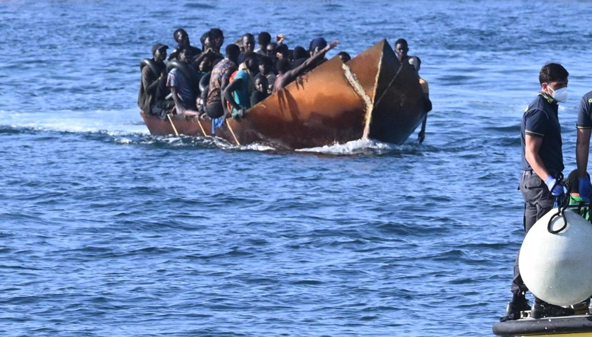 Migrante 27enne trovato morto su un barchino a Porto Pino dopo una traversata infernale, arrestati 2 scafisti Migrante 27enne trovato morto su un barchino a Porto Pino dopo una traversata infernale, arrestati 2 scafisti