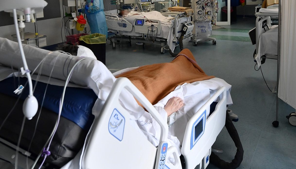 https://wips.plug.it/cips/notizie.virgilio.it/cms/2025/10/morta-ospedale-napoli-infarto-legata-sedata-indagini.jpg