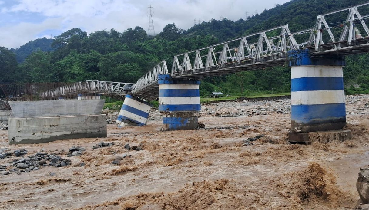 https://wips.plug.it/cips/notizie.virgilio.it/cms/2025/10/nepal-india-maltempo-inondazioni-frane.jpg