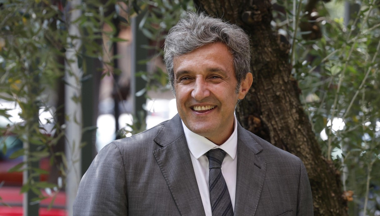 https://wips.plug.it/cips/notizie.virgilio.it/cms/2025/10/ok-il-prezzo-e-giusto-rai-mediaset-flavio-insinna.jpg