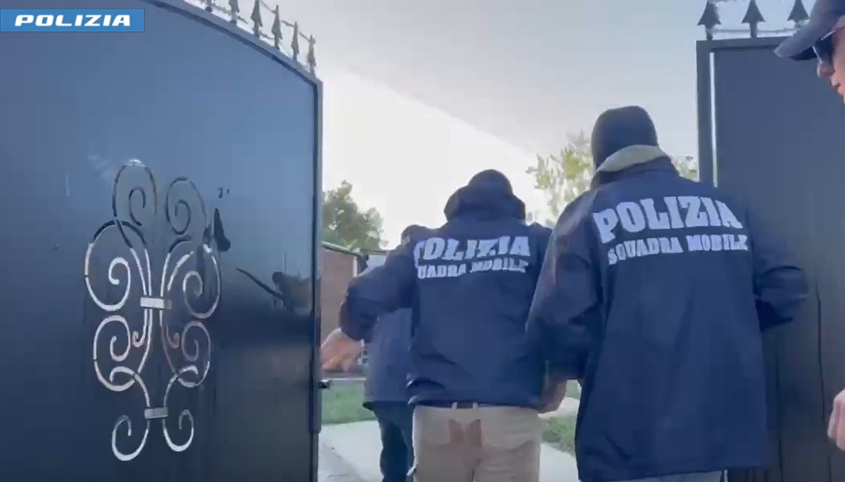 Attentato dinamitardo a Ostia per un conto non pagato al ristorante, arresti e video del maxi blitz Attentato dinamitardo a Ostia per un conto non pagato al ristorante, arresti e video del maxi blitz