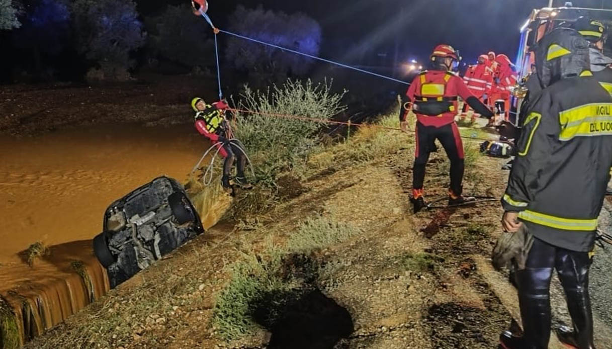 ostuni colpita dal maltempo disperso un uomo trascinato via con l auto davanti agli occhi della moglie