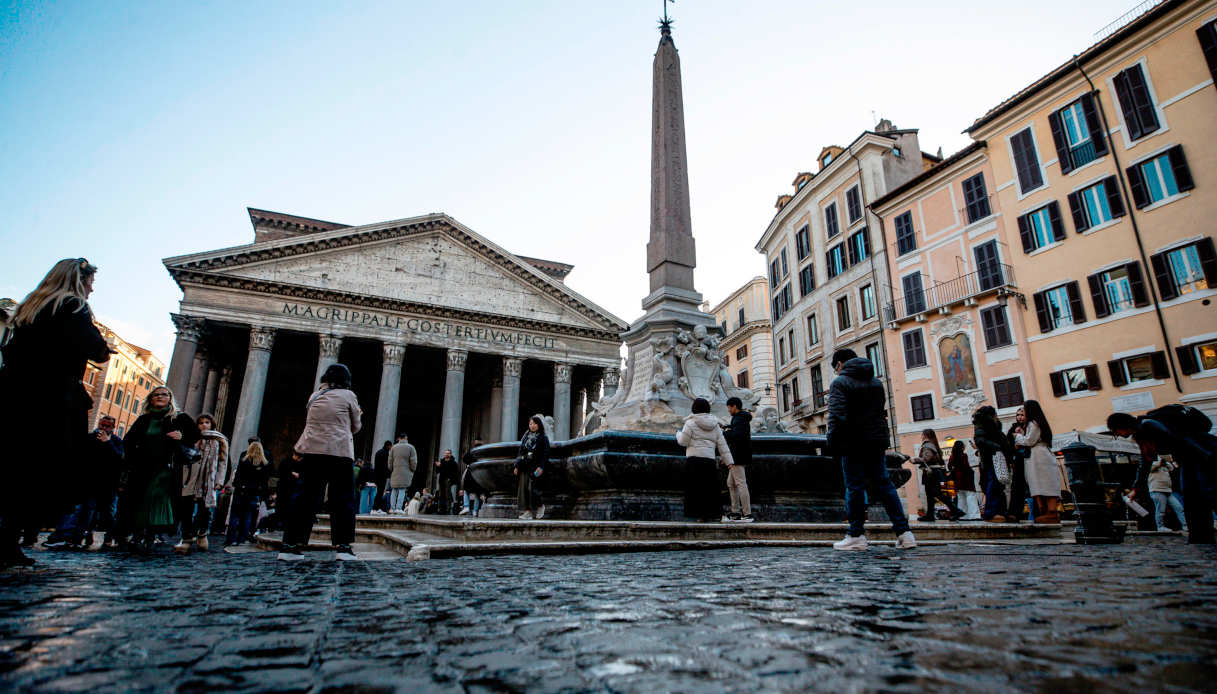 https://wips.plug.it/cips/notizie.virgilio.it/cms/2025/10/pantheon-roma-turista.jpg