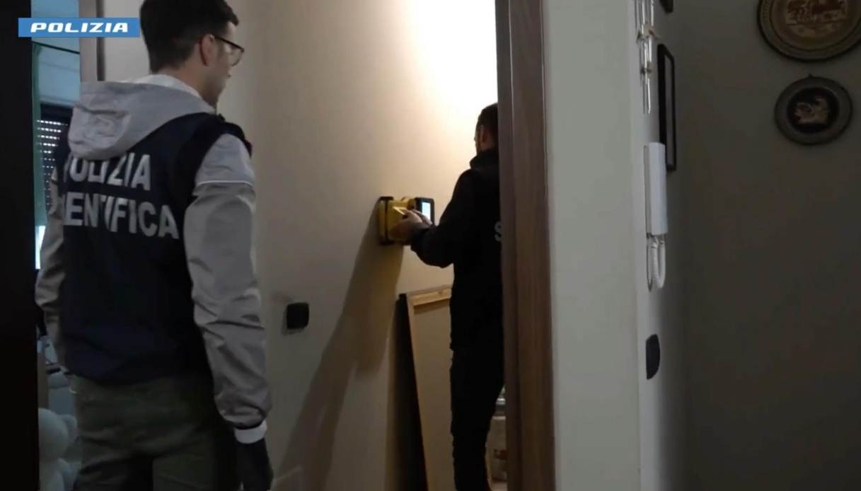 Madre di due neonati morti arrestata a Pellaro vicino a Reggio Calabria, li avrebbe soffocati dopo il parto Madre di due neonati morti arrestata a Pellaro vicino a Reggio Calabria, li avrebbe soffocati dopo il parto