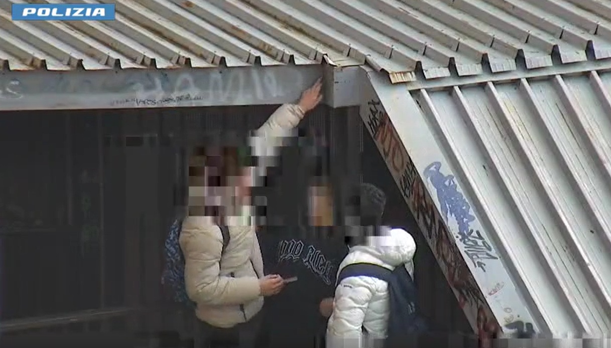 il video dello spaccio di droga a catanzaro nei pressi delle scuole e dei locali giovanili due arresti da Notizie.virgilio.it il video dello spaccio di droga a catanzaro nei pressi delle scuole e dei locali giovanili due arresti