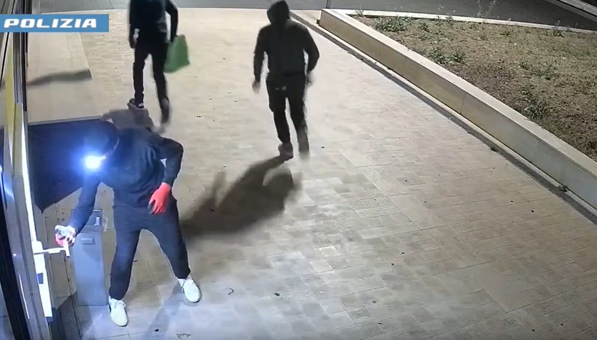 il video dell assalto all8217atm delle poste a potenza colpo con la tecnica della marmotta 4 arresti