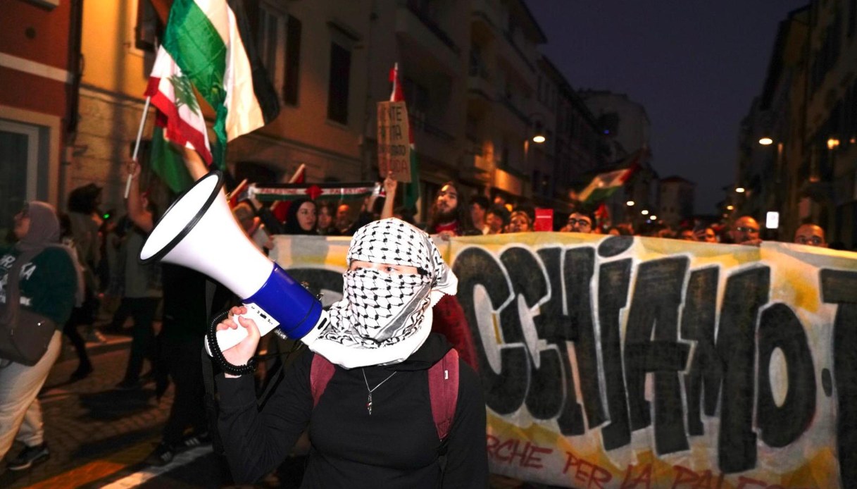 Tensioni al corteo pro Pal non autorizzato a Roma, manganellate e idranti in azione contro i manifestanti