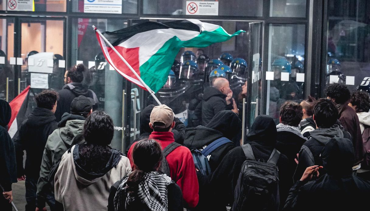Tensione tra Pro Pal e polizia a Porta Susa a Torino, carica sui manifestanti che vogliono entrare in stazione Tensione tra Pro Pal e polizia a Porta Susa a Torino, carica sui manifestanti che vogliono entrare in stazione