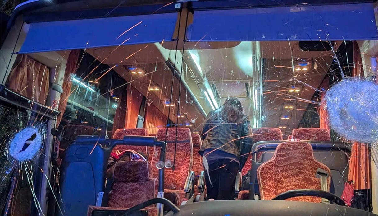 Sassaiola contro il pullman dei tifosi dell Sassaiola contro il pullman dei tifosi dell
