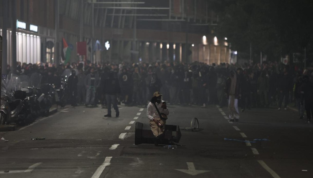 Ragazza rischia un occhio a Bologna, colpita dal lacrimogeno sparato dalla polizia alla manifestazione