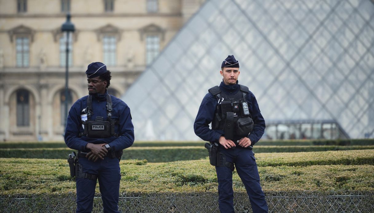 https://wips.plug.it/cips/notizie.virgilio.it/cms/2025/10/rapina-louvre-furto.jpg