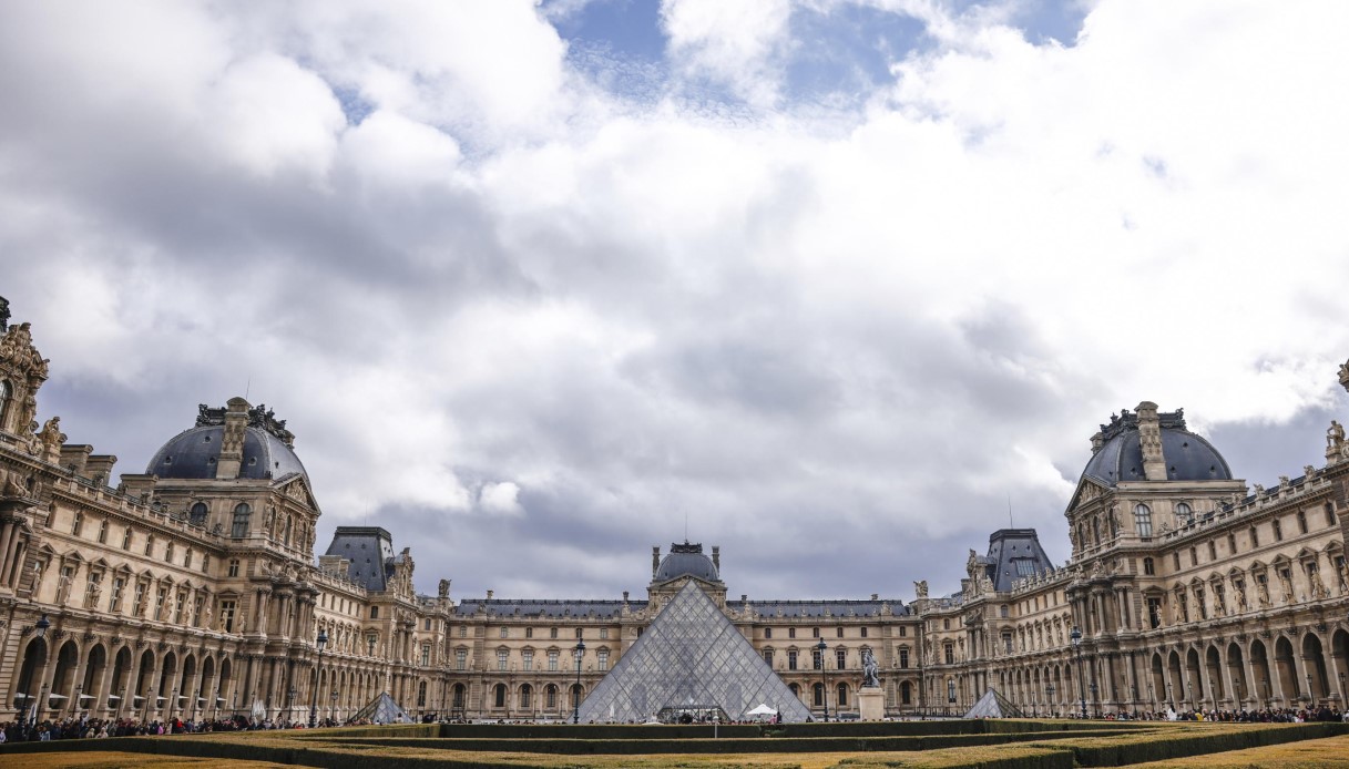 https://wips.plug.it/cips/notizie.virgilio.it/cms/2025/10/rapina-louvre-parigi-pink-panthers.jpg