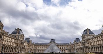 rapina-louvre-parigi-pink-panthers