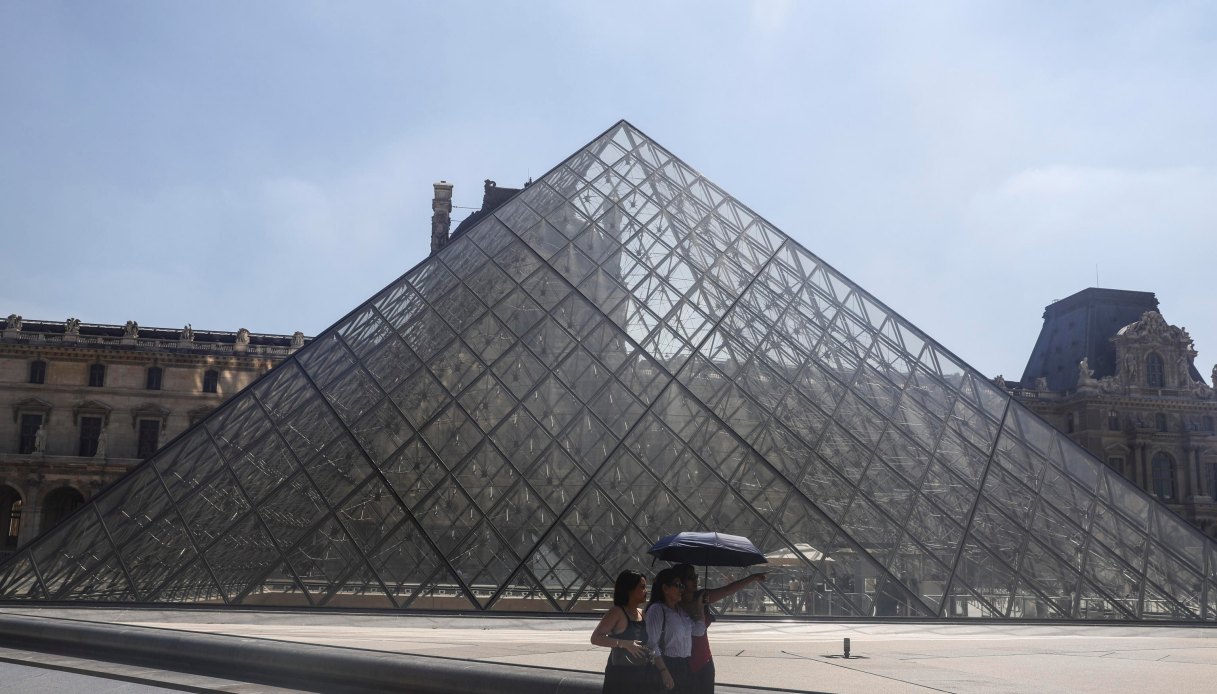 https://wips.plug.it/cips/notizie.virgilio.it/cms/2025/10/rapina-louvre.jpg