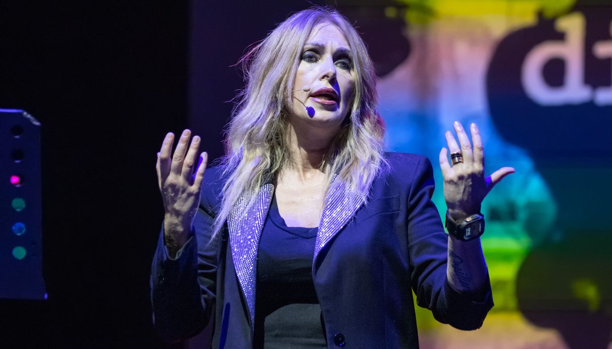 https://wips.plug.it/cips/notizie.virgilio.it/cms/2025/10/roberta-bruzzone-stalker-acido.jpg