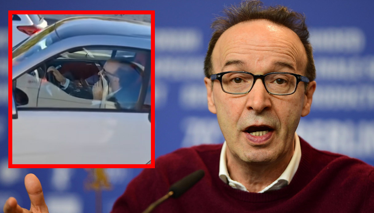https://wips.plug.it/cips/notizie.virgilio.it/cms/2025/10/roberto-benigni-video-auto-roma-telefono-cintura.jpg