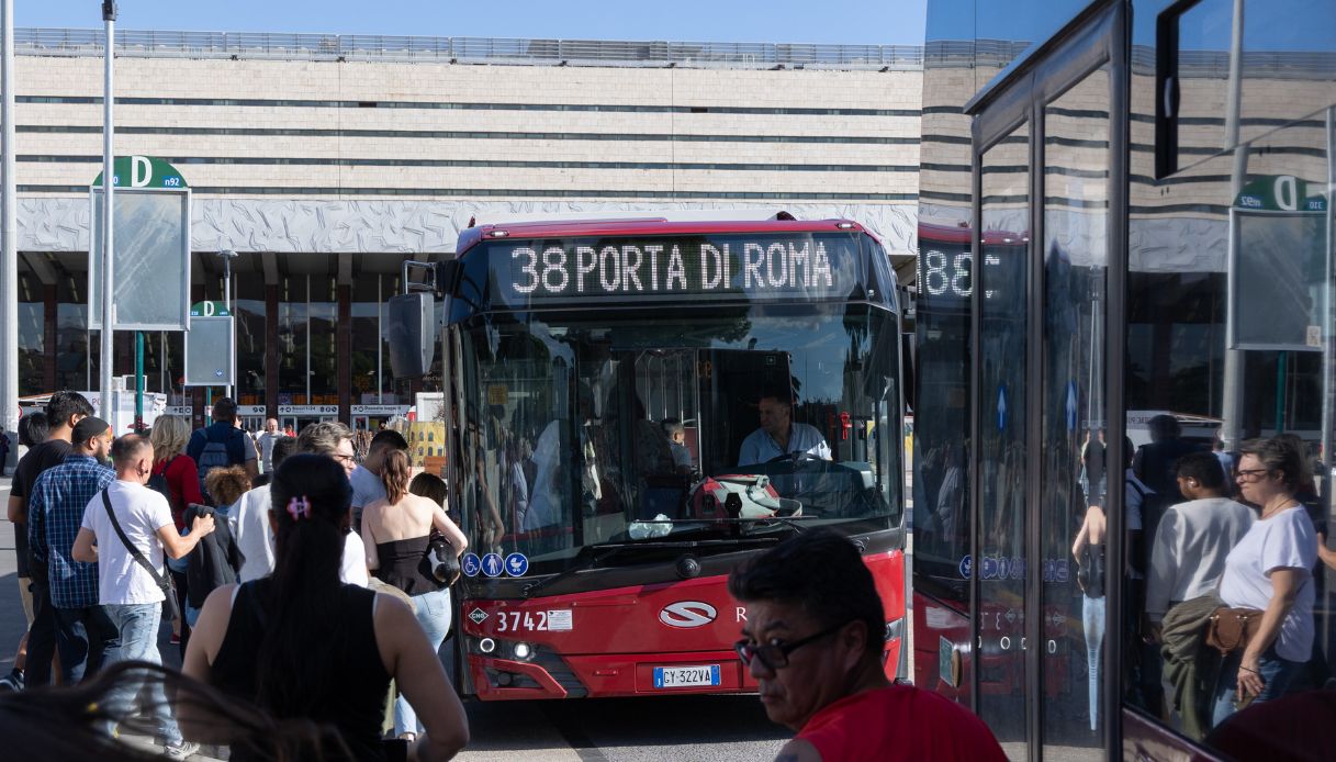 https://wips.plug.it/cips/notizie.virgilio.it/cms/2025/10/sciopero-10-ottobre-roma.jpg