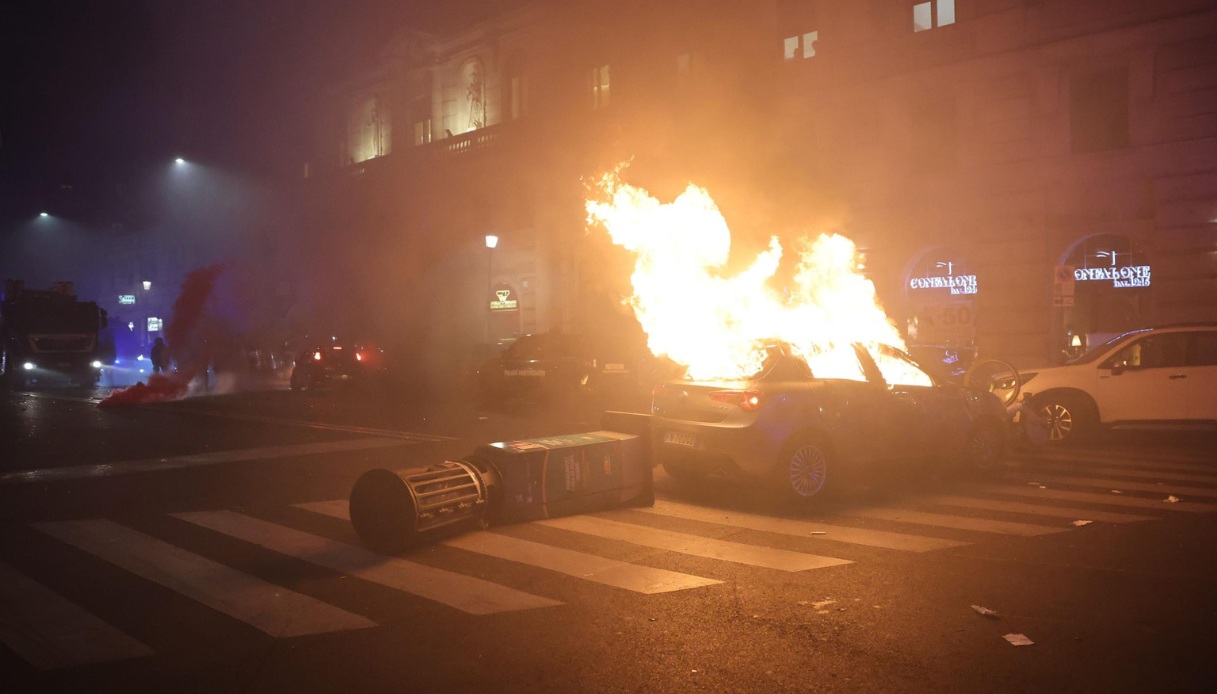 https://wips.plug.it/cips/notizie.virgilio.it/cms/2025/10/scontri-roma-manifestazione-gaza-meloni-salvini-1.jpg