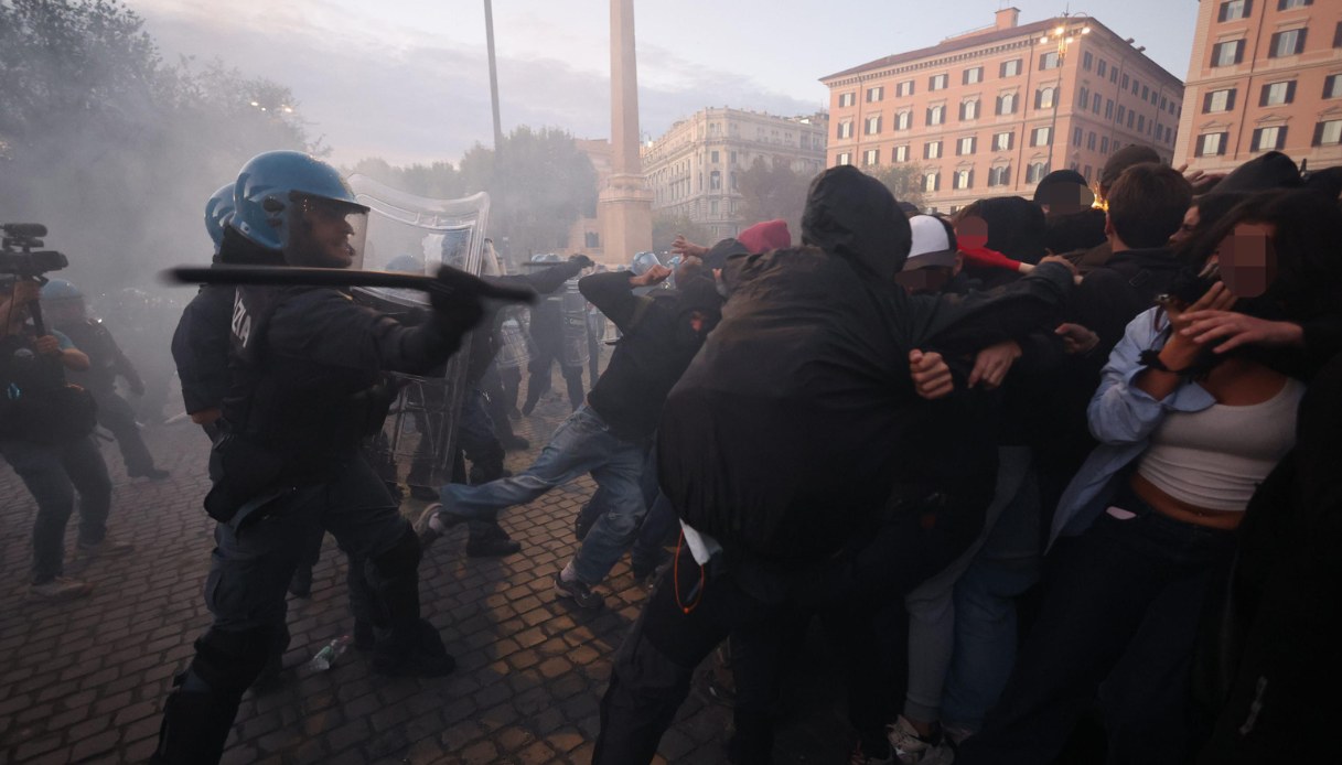 Scontri a Roma alla manifestazione pro Pal, 200 identificati e agenti feriti: il video della guerriglia urbana
