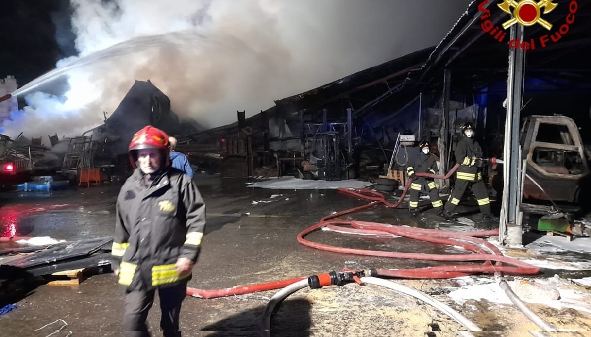 Incendio in un capannone industriale a Serramazzoni vicino Modena, colonna di fumo nero visibile a distanza Incendio in un capannone industriale a Serramazzoni vicino Modena, colonna di fumo nero visibile a distanza