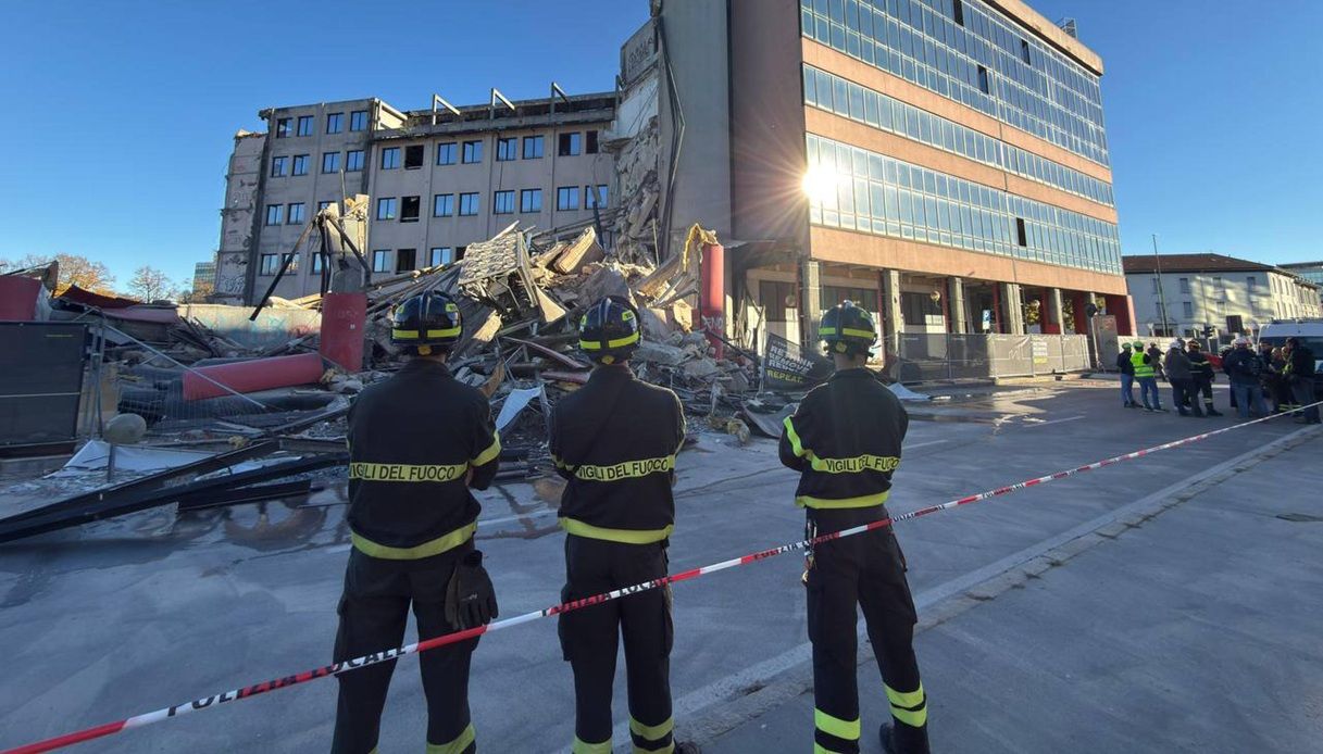 crollo nel cantiere dell ex magneti marelli di sesto san giovani ferita una passante il video e la paura