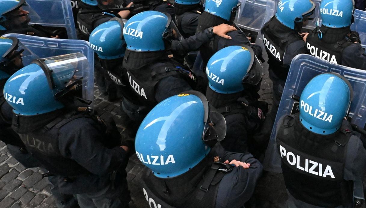 Sfratto violento a Bologna col muro buttato giù dalla polizia, Regione Emilia Romagna si difende dalle accuse Sfratto violento a Bologna col muro buttato giù dalla polizia, Regione Emilia Romagna si difende dalle accuse