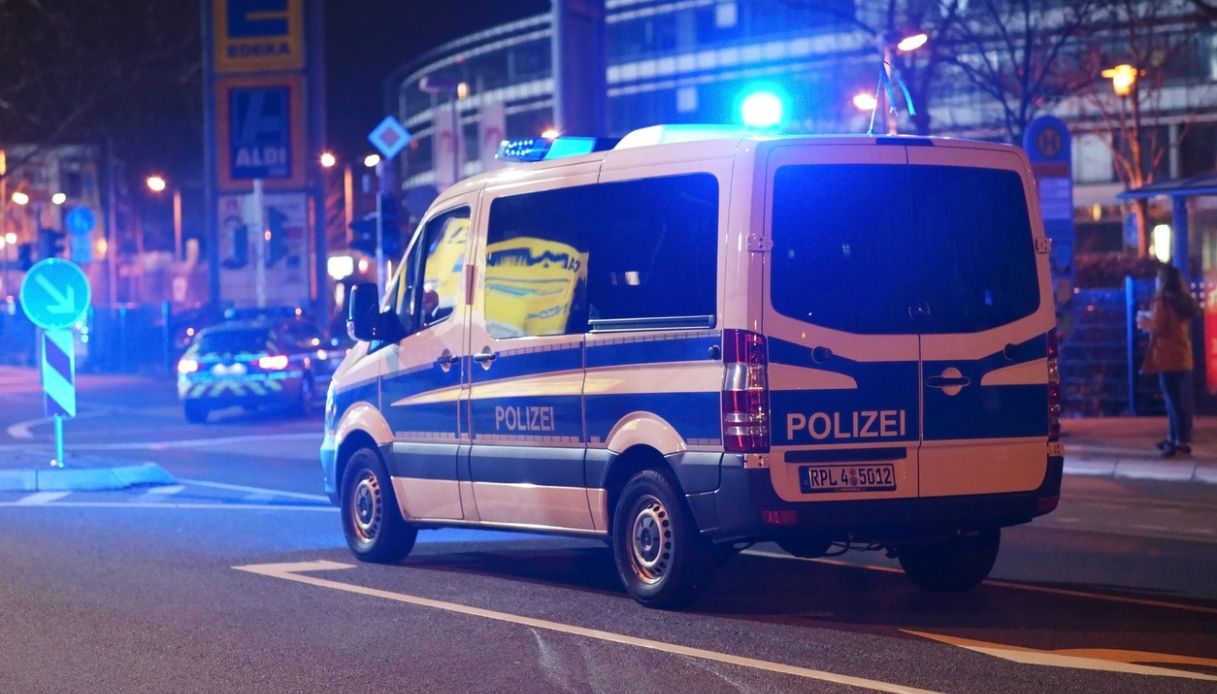 https://wips.plug.it/cips/notizie.virgilio.it/cms/2025/10/spari-germania-giessen-piazza-mercato.jpg