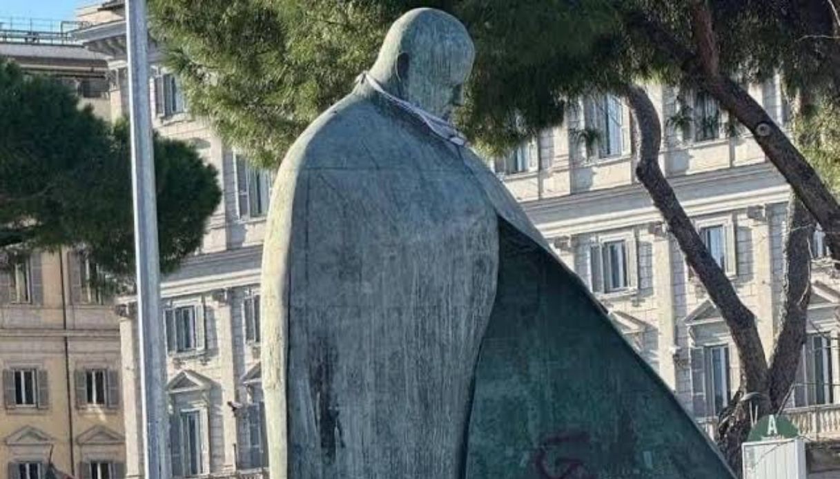 https://wips.plug.it/cips/notizie.virgilio.it/cms/2025/10/statua-giovanni-paolo-ii-imbrattata-roma.jpg