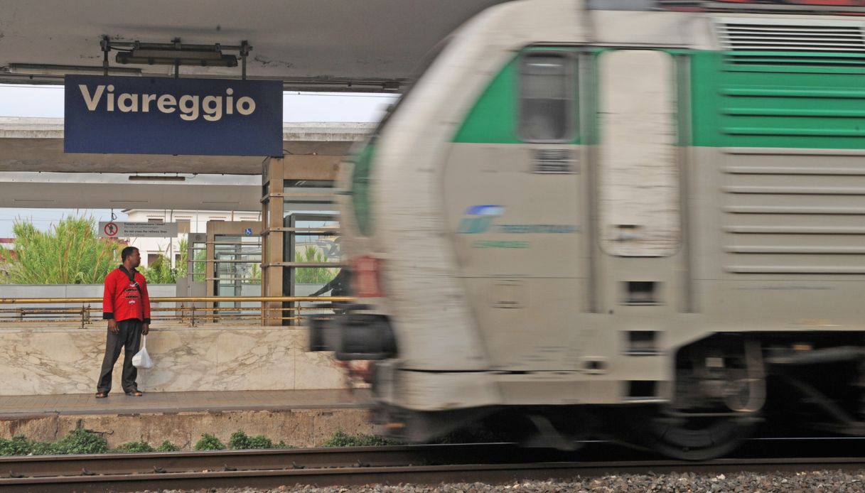 Cadavere in decomposizione trovato sui binari della stazione di Viareggio: di chi era, c