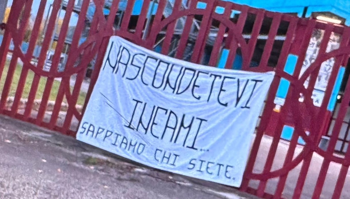 https://wips.plug.it/cips/notizie.virgilio.it/cms/2025/10/striscione-rieti-testimoni.jpg