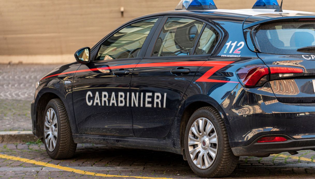 suicidio a sesto san giovanni 71enne si lancia dal balcone durante lo sfratto dopo aver lasciato un biglietto