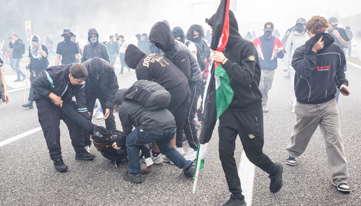 tangenziale est di milano invasa dai manifestanti tensioni con la polizia lancio di sassi e idranti