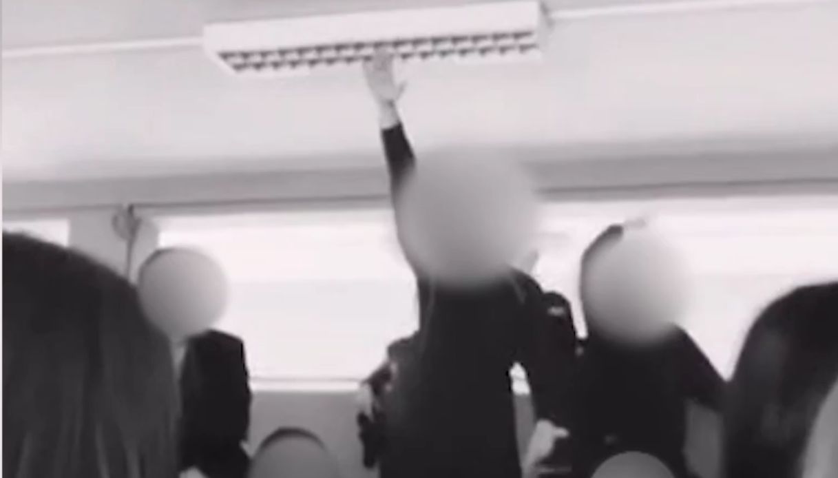 https://wips.plug.it/cips/notizie.virgilio.it/cms/2025/10/video-studenti-istituto-ruiz-roma-cori-duce-saluti-romani.jpg