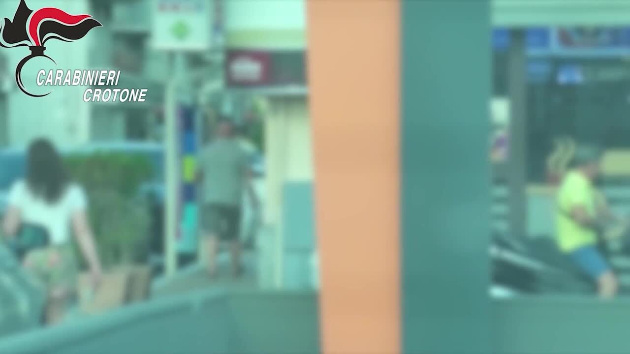 ndrangheta colpita 18 arresti a crotone e 3 accuse di omicidio il video del maxi blitz