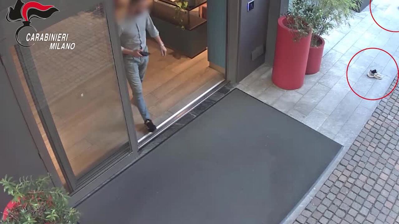 il video della rapina a milano di un orologio patek philippe da 125mila euro fermati due uomini