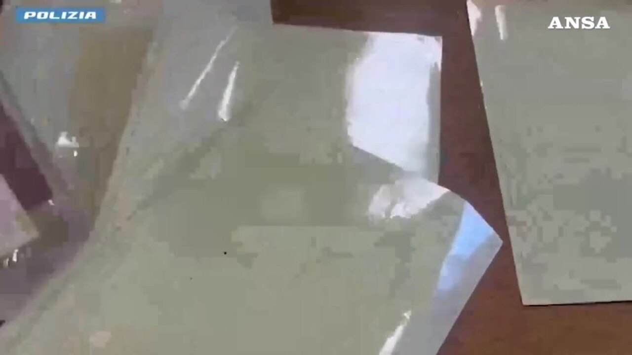 Scoperto a Milano il laboratorio dove si falsificavano documenti d Scoperto a Milano il laboratorio dove si falsificavano documenti d