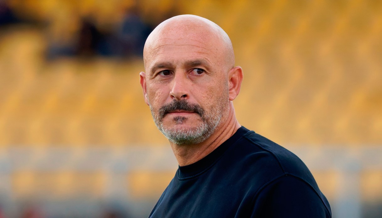 https://wips.plug.it/cips/notizie.virgilio.it/cms/2025/10/vincenzo-italiano-bologna-ricoverato-polmonite.jpg