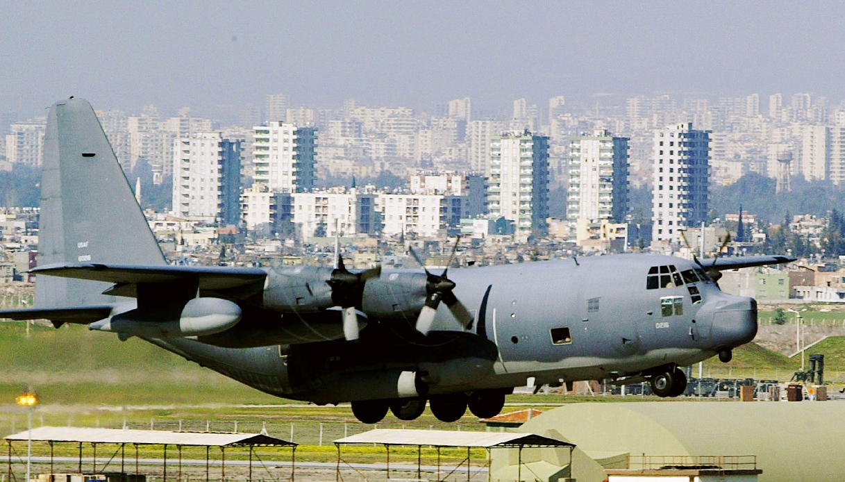 Incidente aereo in Turchia, cargo militare C-130 precipitato tra Georgia e Azerbaigian: dispersi 20 soldati