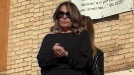 Funerali Peppe Vessicchio, dalle corone di Maria De Filippi e Amici allo  striscione: presenti tanti vip