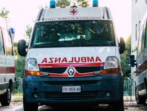 Quattro giovani vandalizzano un'ambulanza in servizio a Milano, denunciati dai carabinieri