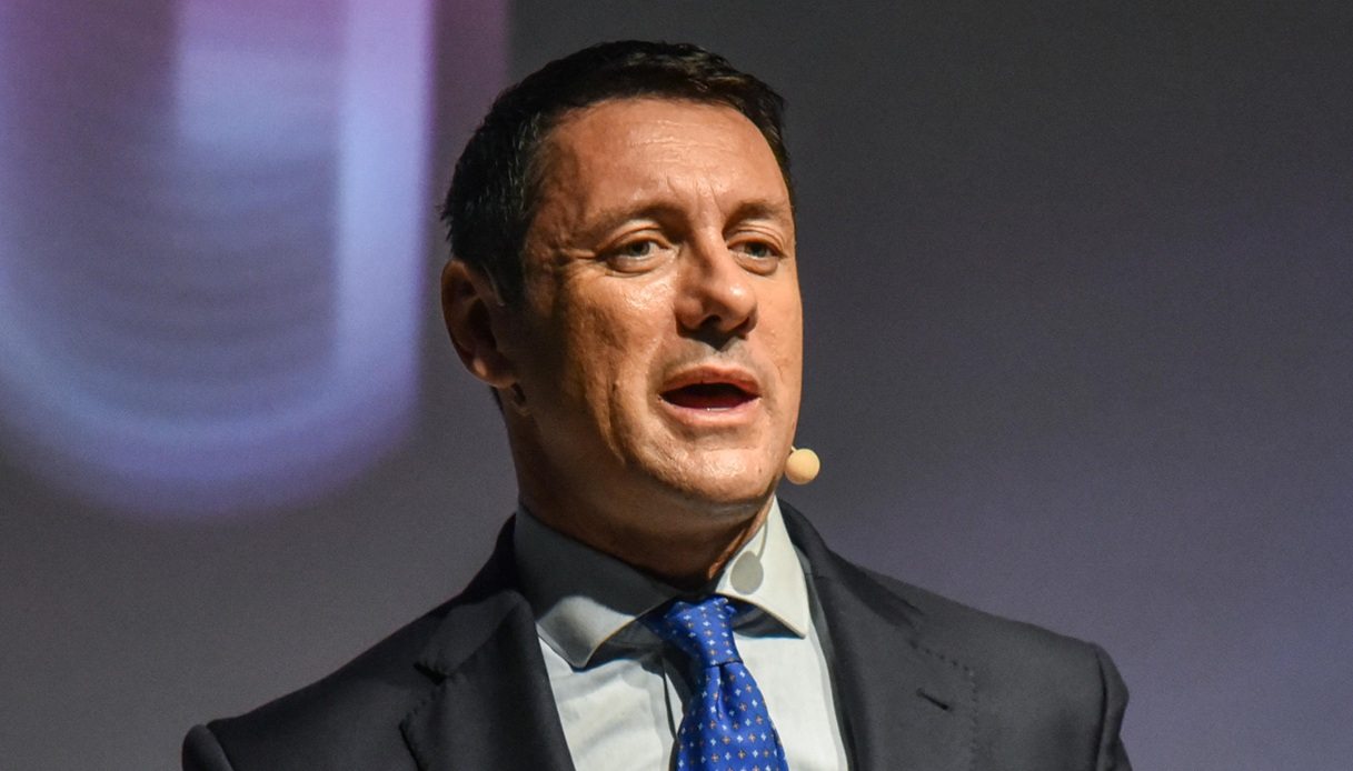 Andrea Giambruno microfonato