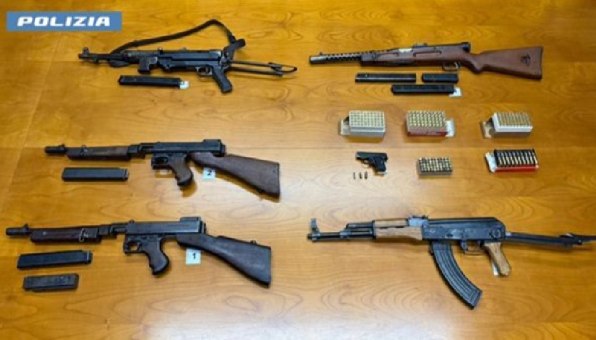 appuntamento e scambio di armi da guerra a garbagnate milanese spuntano fucili d assalto e mitra due arresti