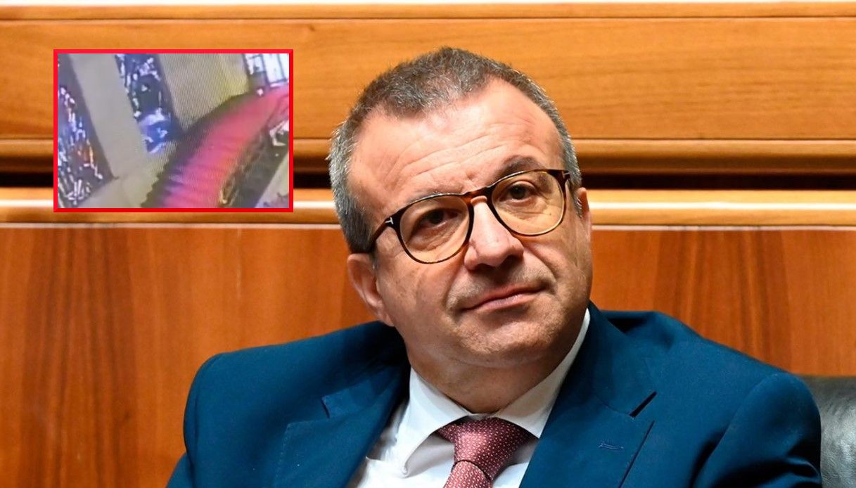 Assessore sardo Emanuele Cani cade al ministero e spacca vetrata di Sironi: "Ho avuto paura di morire" Assessore sardo Emanuele Cani cade al ministero e spacca vetrata di Sironi: "Ho avuto paura di morire"