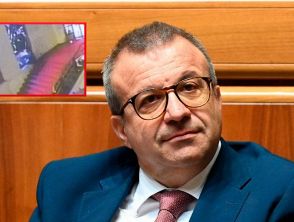 Assessore sardo Emanuele Cani cade al ministero e spacca vetrata di Sironi: 