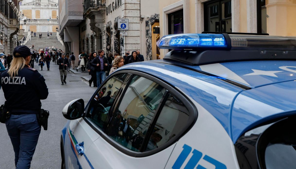 Auto sfonda vetrina di Louis Vuitton a Roma in via Condotti, tre ladri in fuga dopo il furto: bottino ignoto Auto sfonda vetrina di Louis Vuitton a Roma in via Condotti, tre ladri in fuga dopo il furto: bottino ignoto